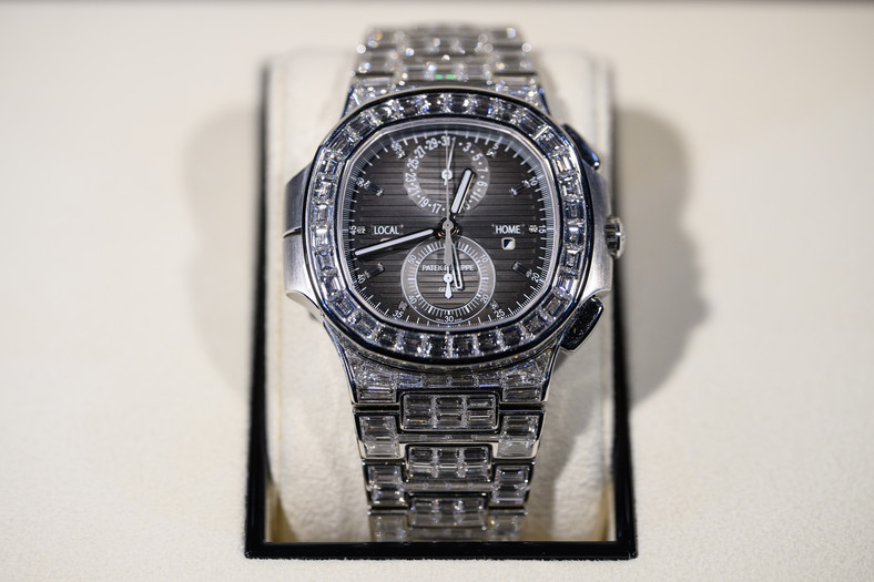 Zegarek Patek Philippe Nautilus Travel Time Chronograph Full Diamond na targach London Watch Show, 19 marca 2022 r.