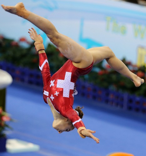 Piękne dziewczyny i ich niesamowite ewolucje