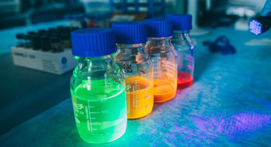 Oferta skierowana jest nie tylko do dużych przedsiębiorstw, ale także do startupów, firm farmaceutycznych oraz biotechnologicznych pracujących nad nowymi lekami, suplementami czy produktami medycznymi. 