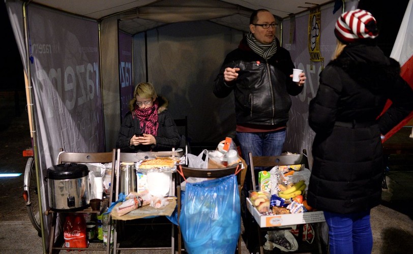 Protest Partii Razem przed KPRM