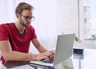 Loty szybowcem i wypożyczalnie specjalistów. Trwa polowanie na informatyków