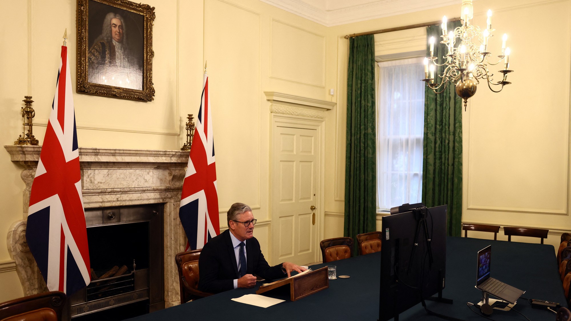 Britský premiér Keir Starmer spolupredsedá videokonferencii Koalície ochotných s európskymi lídrami o Ukrajine.
