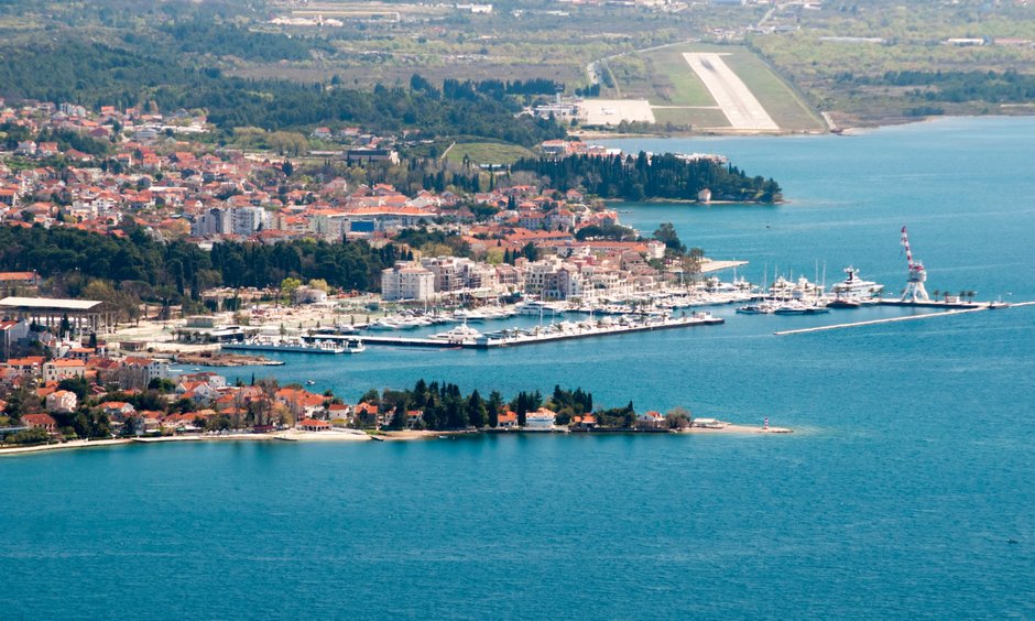 Tivat - widoczna marina i w lotnisko w oddali