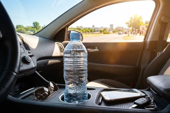 Nikada ne ostavljate flašicu vode u toku leta u automobilu: Posledice mogu biti katastrofalne!