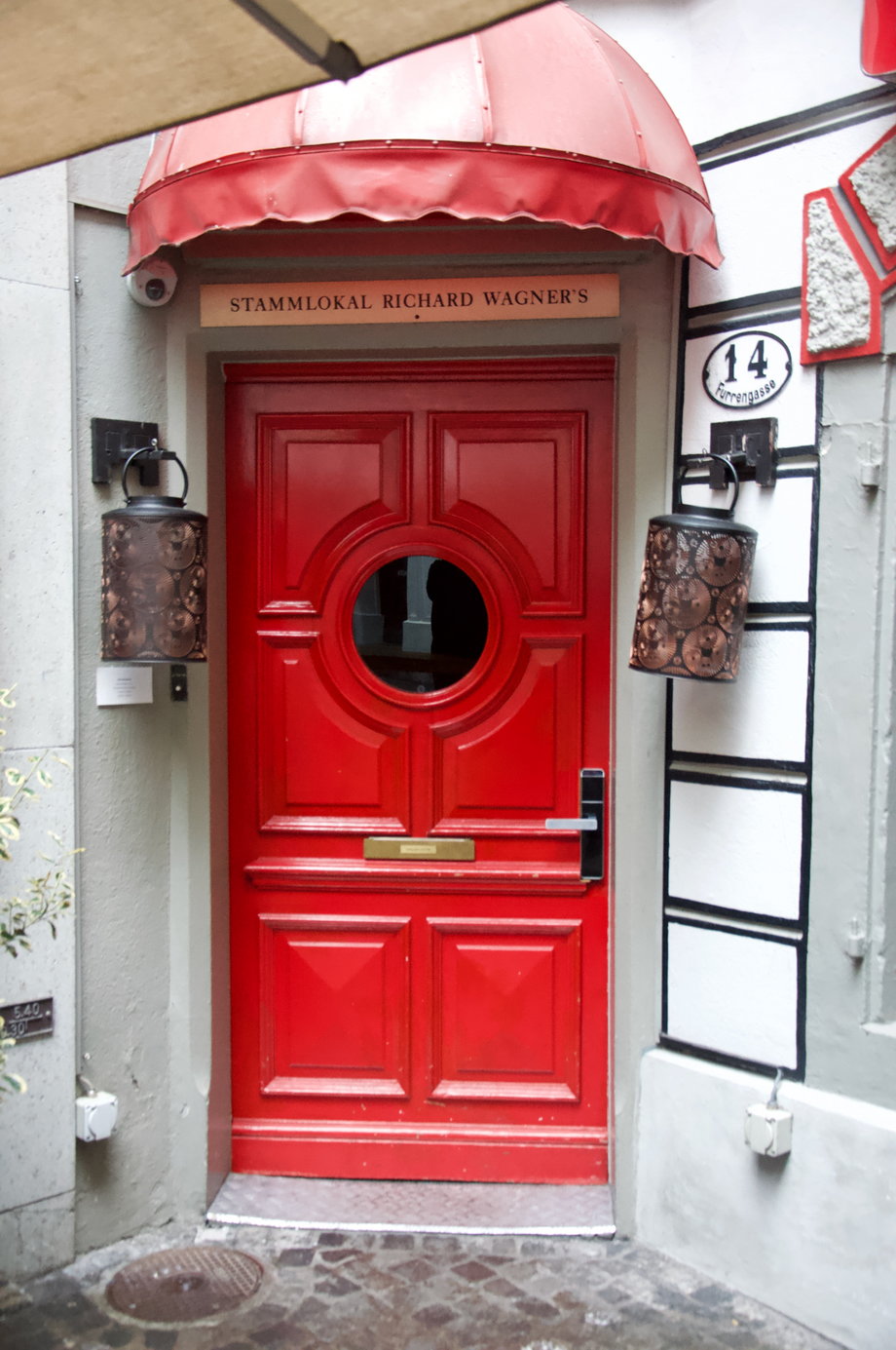 Kilka kroków od ratusza, przy jednej z uliczek, uwagę przykuwają czerwone drzwi. Dziś prowadzą do chińskiej restauracji, niegdyś - do mieszkania, w którym zatrzymał się kompozytor Ryszard Wagner. 