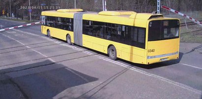 Szokujące zachowanie kierowcy miejskiego autobusu. Jego brawura mogła kosztować pasażerów życie