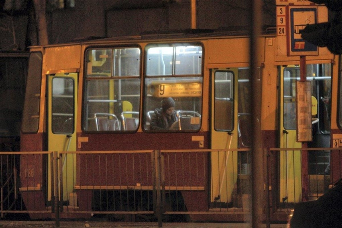 Brzydula nie boi się nocy. Jeździ tramwajem