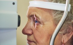 Kolejka na operację usunięcia zaćmy zmniejszyła się o 18 tys.