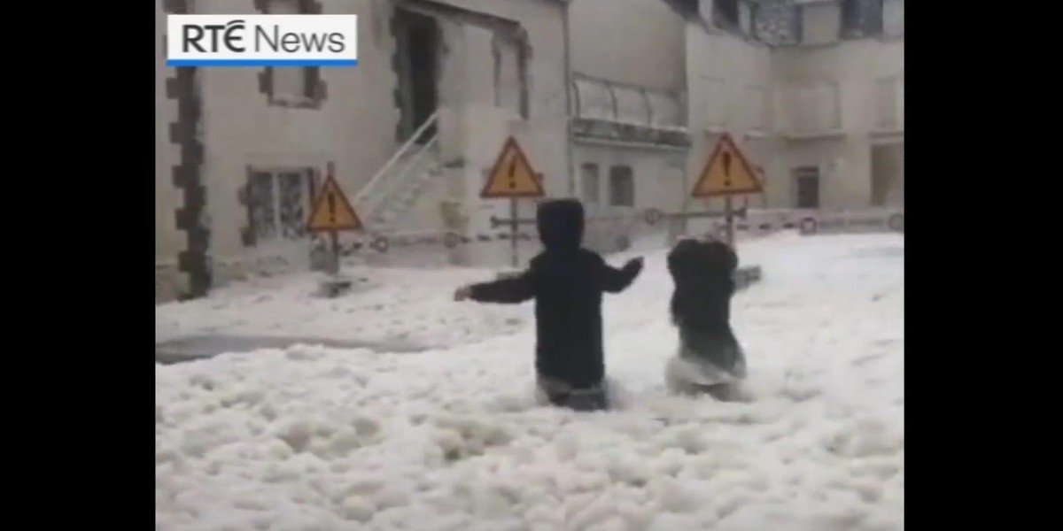 Francja. Miasto Sant-Wennole zalała piana 