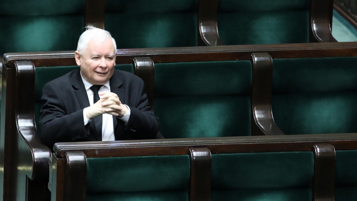 Prezes Kaczyński niezmiennie stoi na stanowisku, że wybory prezydenckie powinny się odbyć, ale ostateczna decyzja zapadnie w okolicy świąt Wielkanocy. Na tę chwilę kampania jest niemożliwa do realizowania, a chorych z powodu COVID-19 wciąż przybywa. Jeśli sytuacja się nie zmieni, Kaczyński jest gotowy zgodzić się na przełożenie wyborów. W grę wchodzi jednakże tylko przyszły rok.