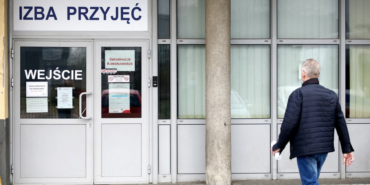 Lekarze i pielęgniarki z największego szpitala w Polsce już wysłali do dyrekcji przedsądowe wezwania do zapłaty - pisze TOK FM.