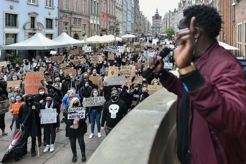 niezadowolonych z dzialan rzadu w sprawie tarczy antykryzysowej i walki z epidemia koronawirusa