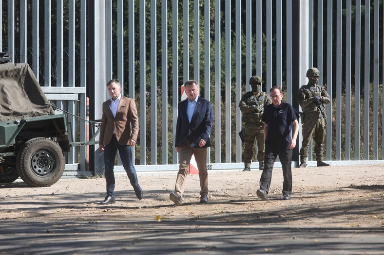 Szef MON Mariusz Błaszczak, szef MSWiA Mariusz Kamiński i minister sprawiedliwości, prokurator generalny Zbigniew Ziobro na konferencji prasowej po posiedzeniu komitetu ds. bezpieczeństwa narodowego, Krynki 20.09.2023.