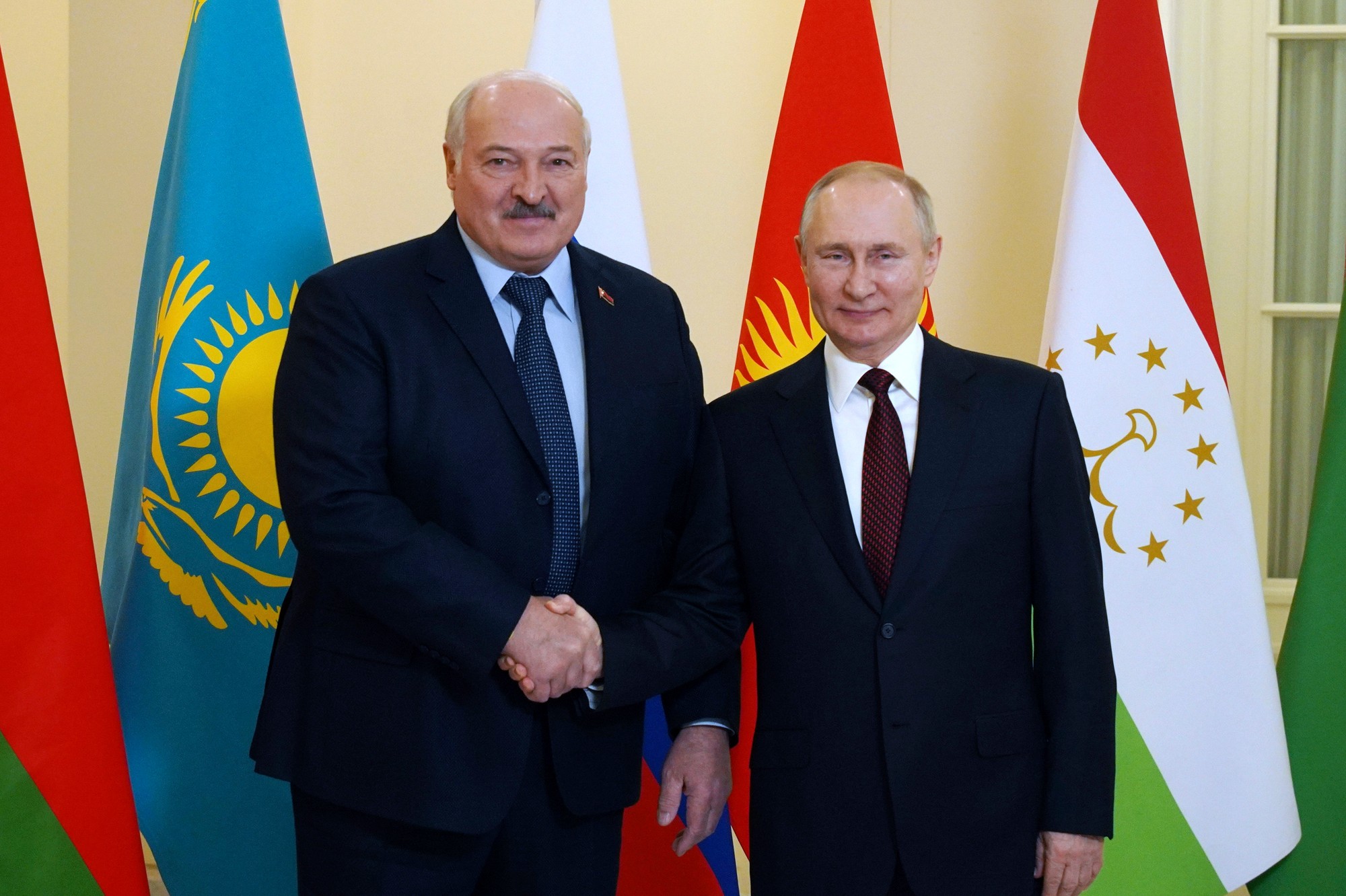 Ruský prezident Vladimir Putin (vpravo) a bieloruský prezident Alexandr Lukašenko.