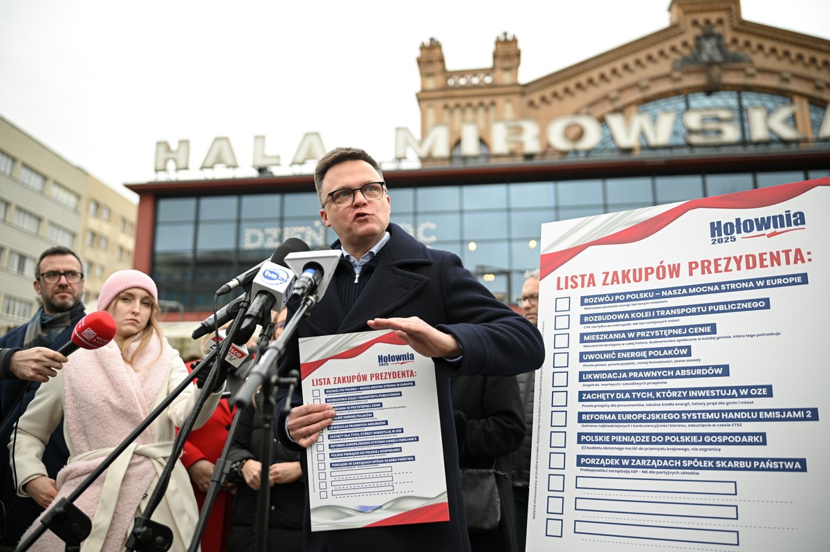 Warszawa, 06.02.2025. Wybory Prezydenta RP 2025 - kampania. Kandydat Trzeciej Drogi, marszałek Sejmu Szymon Hołownia (C) podczas konferencji prasowej nt. programu wyborczego, 6 bm. przed stołeczną Halą Mirowską. (jm) PAP/Marcin Obara