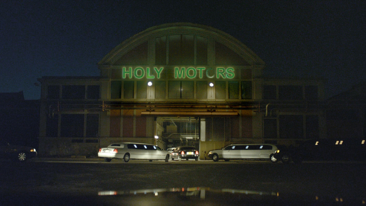 Stowarzyszenie Nowe Horyzonty pozyskało prawa do dystrybucji trzech filmów prezentowanych w konkursie głównym tegorocznego Festiwalu Filmowego w Cannes: "Holy Motors" Leosa Caraxa, "Post Tenebras Lux" Carlosa Reygadasa oraz "După dealuri" ("Beyond the Hills") Cristiana Mungiu. Wszystkie tytuły zostaną premierowo pokazane w Polsce podczas 12. MFF T-Mobile Nowe Horyzonty we Wrocławiu (19-29 lipca 2012), następnie trafią do regularnej dystrybucji.