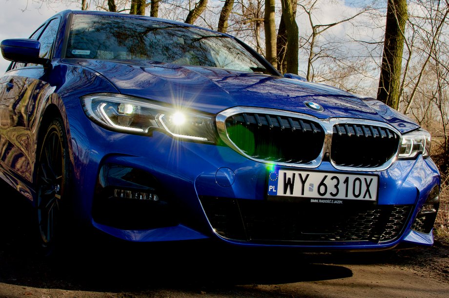 Reflektory laserowe w BMW 330i to element Pakietu Innowacji wartego 18 323 zł