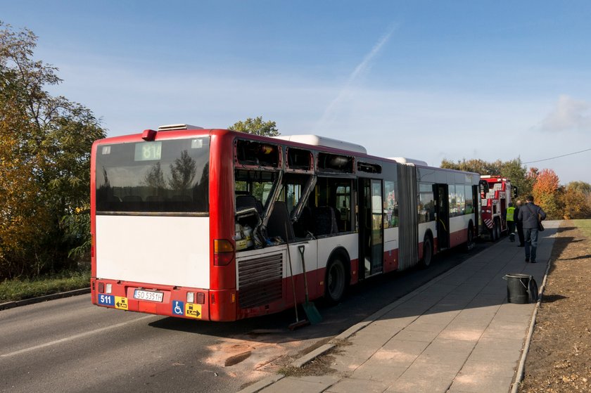 Tir zdezrył się z autobusem