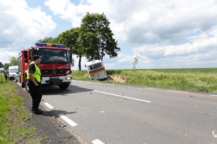 Wjechał w autokar z dziećmi