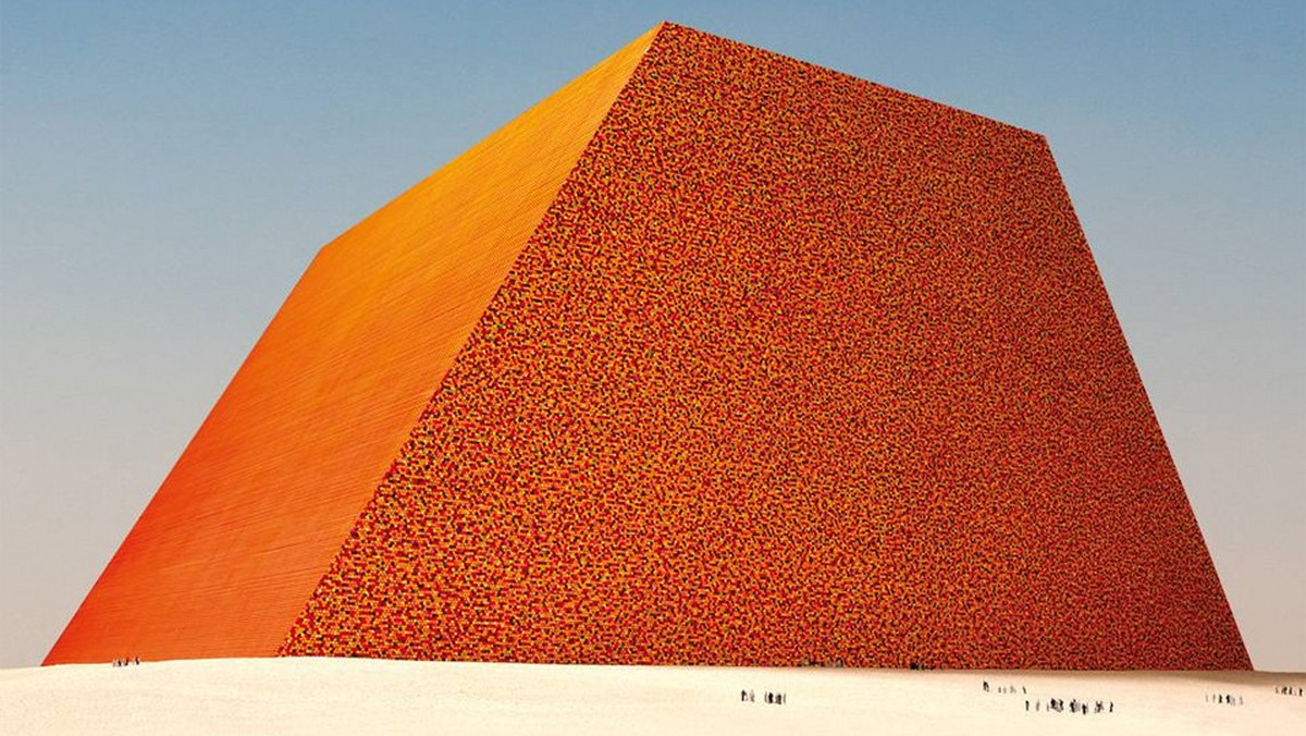 Nowość wydawnictwa Taschen to dzieło samego Christo, które śledzi historię projektu "The Mastaba", od 1977 roku do dziś. Publikacja została zilustrowana planami i mapami, rysunkami słynnego artysty land artu oraz fotografiami Wolfganga Volza.