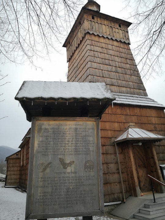 Tablica informująca o schronieniu nietoperzy przy cerkwi w Leluchowie