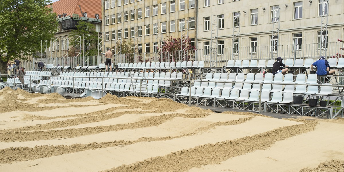 Plac Wolności zmienia się w arenę siatkówki plażowej