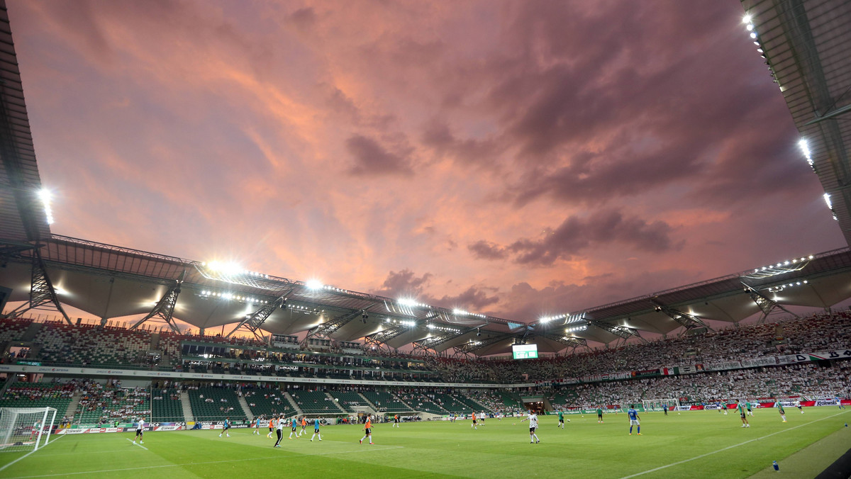 Na stadionie Legii Warszawa trwają prace organizacyjne w związku ze środowym meczem z Borussią Dortmund w pierwszej kolejce fazy grupowej Ligi Mistrzów. "Czuć energię w powietrzu" - napisał w mediach społecznościowych prezes Wojskowych Bogusław Leśnodorski.