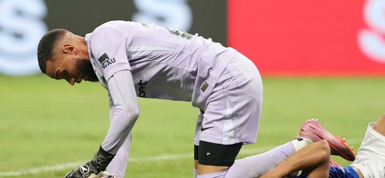 Sędzia pokazał 23 czerwone kartki. Awantura i wielki skandal w meczu na szczycie