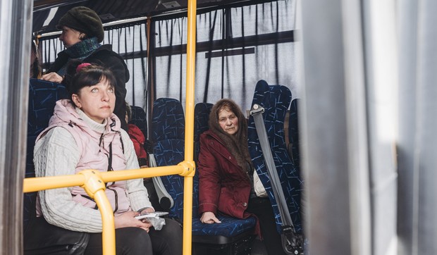 žene u autobusu, ilustracija