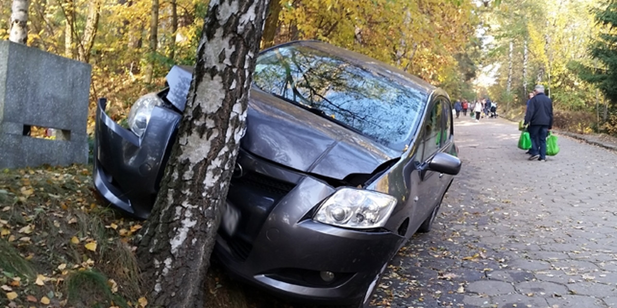 Rajd toyoty po cmentarzu