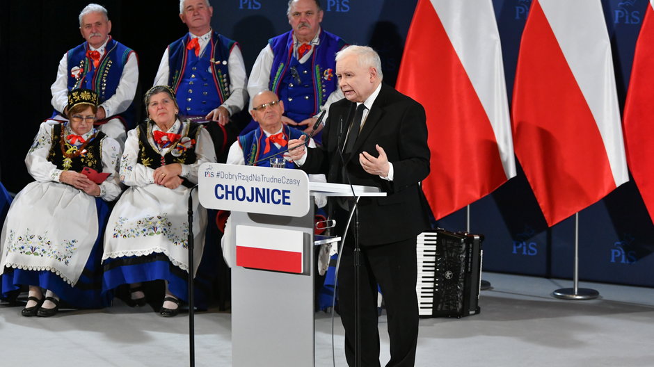 Prezes PiS Jarosław Kaczyński (C) podczas spotkania ze zwolennikami ugrupowania w Chojnickim Centrum Kultury