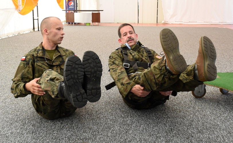 Ambasador USA skoczył na spadochronie