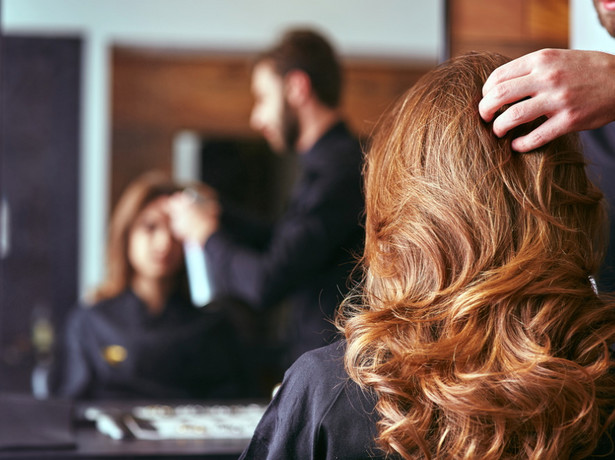 Kobieta u fryzjera