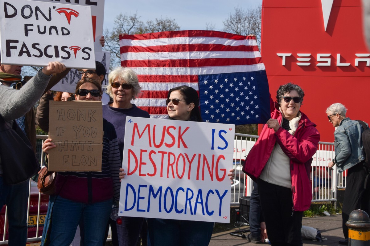 Elon Musk idzie w politykę i traci na akcjach Tesli. Inwestorzy pokazali, co myślą