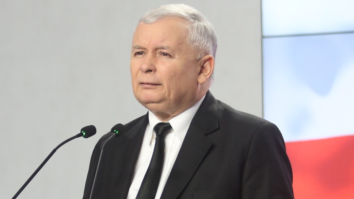 Mówiąc o "sfałszowaniu" wyborów samorządowych, Jarosław Kaczyński nie wskazał, w jaki sposób i na jakim etapie miałoby do tego dojść - ocenił stołeczny sąd, który utrzymał odmowę ścigania prezesa PiS za te słowa.