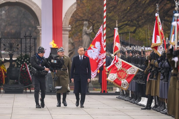 Warszawa, 11.11.2023. Obchody Narodowego Święta Niepodległości. Prezydent RP Andrzej Duda (P) na uroczystej odprawie wart przed Grobem Nieznanego Żołnierza na pl. Piłsudskiego w Warszawie, 11 bm. (aldg) PAP/Leszek Szymański