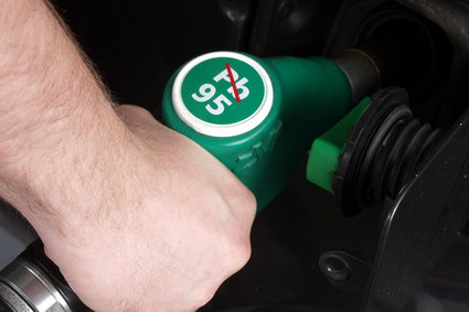 Benzyna poniżej 4,5 zł/l? Jak szybko poniedziałkowe załamanie na rynkach ropy odczują polscy kierowcy