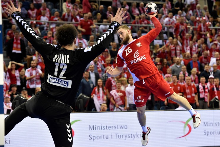 Michał Daszek (P) rzuca na bramkę Serba Darko Stanicia (L) podczas meczu grupy A mistrzostw Europy piłkarzy ręcznych w Krakowie