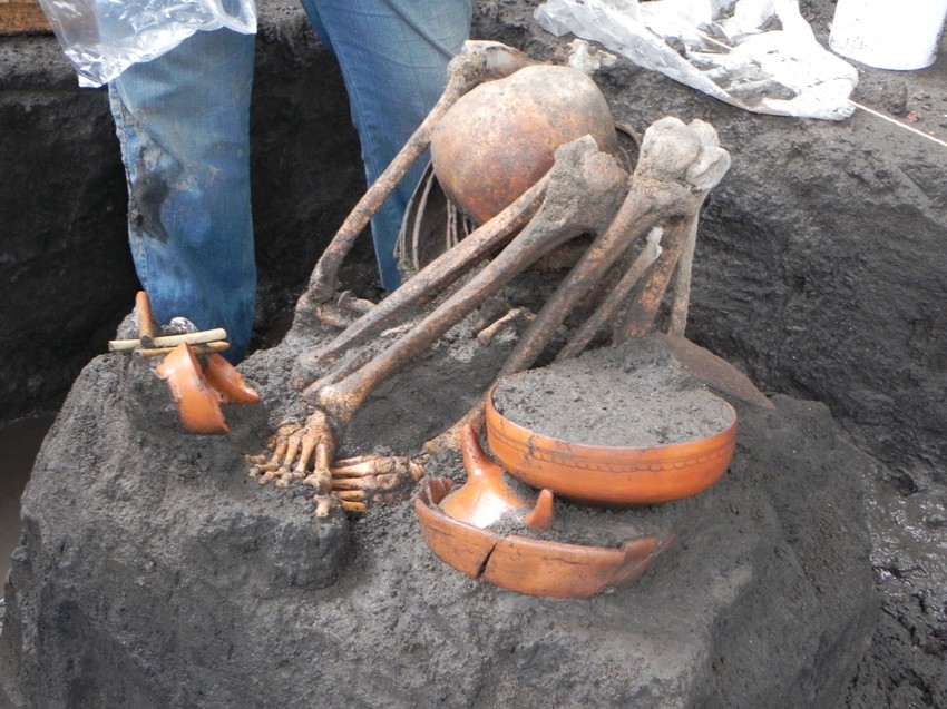 Skelet odrasle osobe okružen žrtvenim posudama