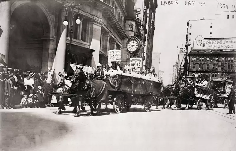Pracownicy Międzynarodowego Związku Pracowników Odzieżowych podczas parady z okazji Święta Pracy w Nowym Jorku Fot. Bettmann / Contributor