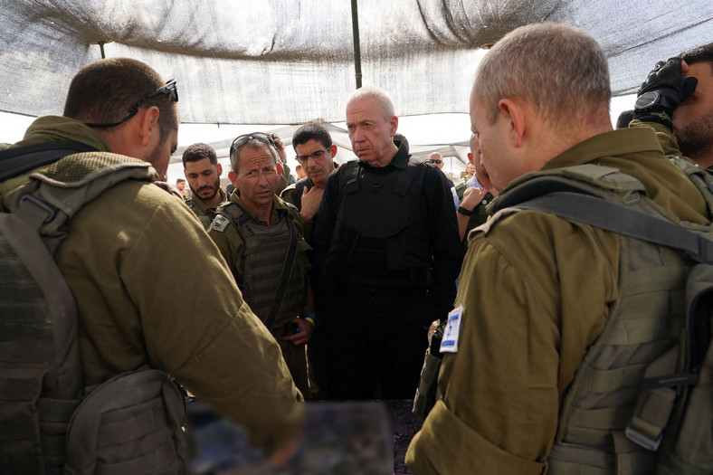 Izraelski minister obrony Joaw Gallant spotyka się z izraelskimi żołnierzami w pobliżu granicy ze Strefą Gazy, 19 października 2023 r.