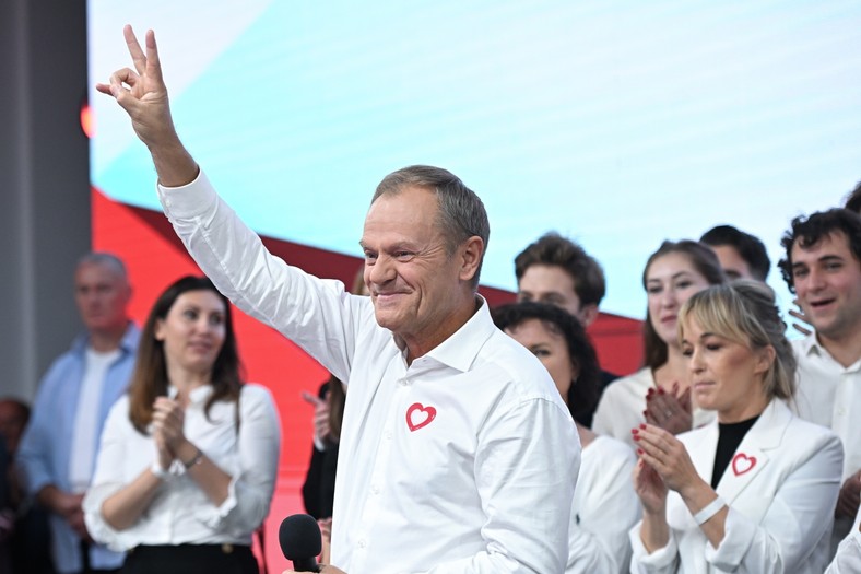 Donald Tusk przemawiający w sztabie wyborczym KO