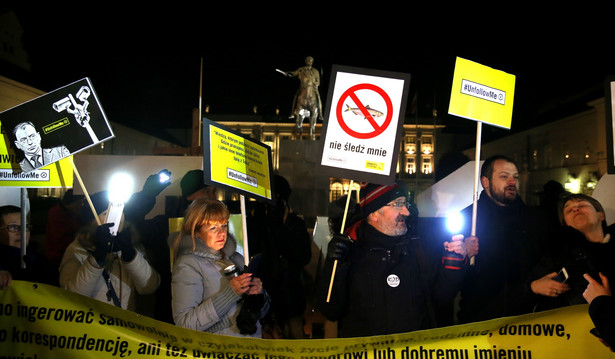 Protest przeciwko inwigilacji pod hasłem "Władzo, wyloguj się z mojego prywatnego życia!" przed Pałacem Prezydenckim.