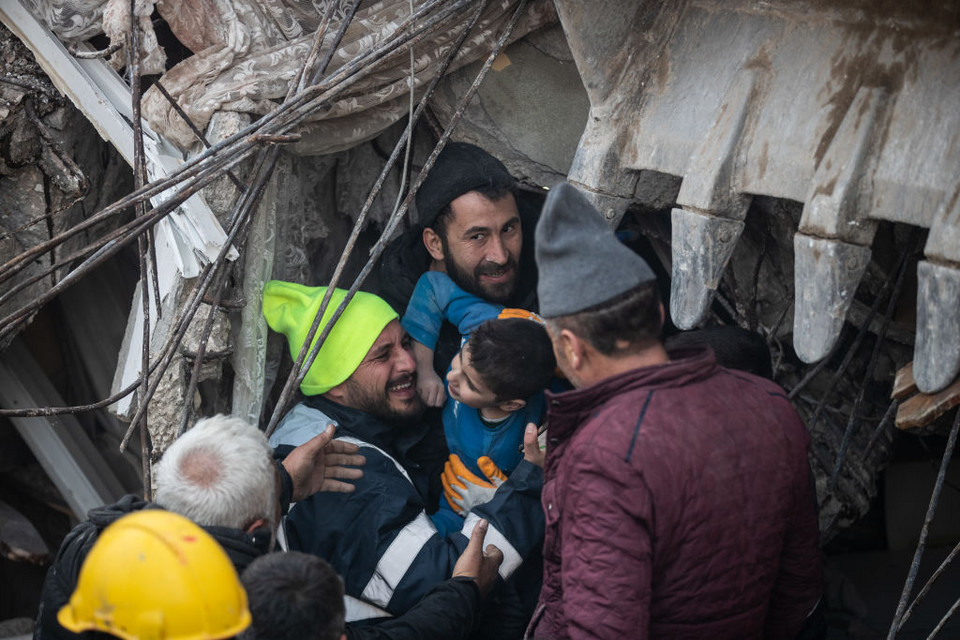 52 godziny po trzęsieniu ziemi ratownicy odnaleźli pod gruzami żywego 8-letniego Yigitę Cakmakę