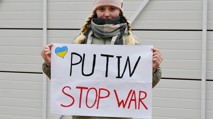 Kislány egy táblával kéri Putyint Kramatorszkban, fejezze be a háborút / Fotó: Northfoto