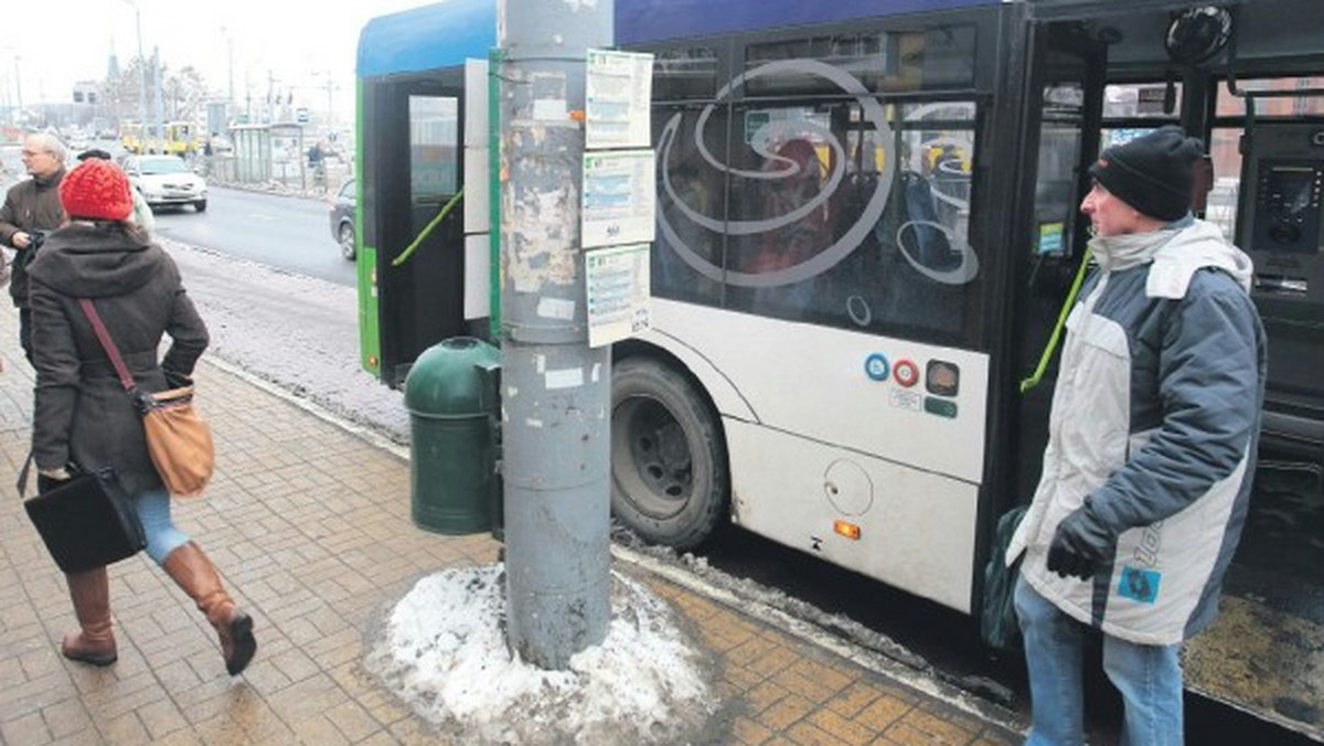 Z relacji Czytelnika mmszczecin.pl wynika, że w autobusie linii 77 doszło do awantury. Zdarzenie miało miejsce w niedzielny wieczór w rejonie przystanku "Załom – krzyżówka".