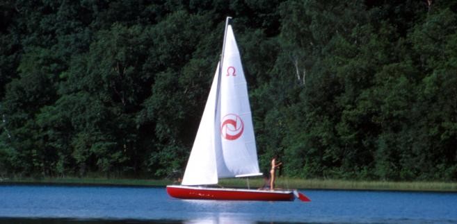 Kraina Wielkich Jezior Mazurskich: Żaglówka na jeziorze