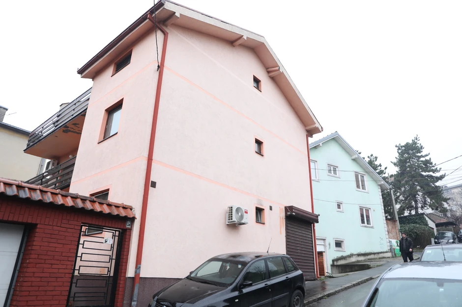 Zgrada ispred koje je mladić izrešetan