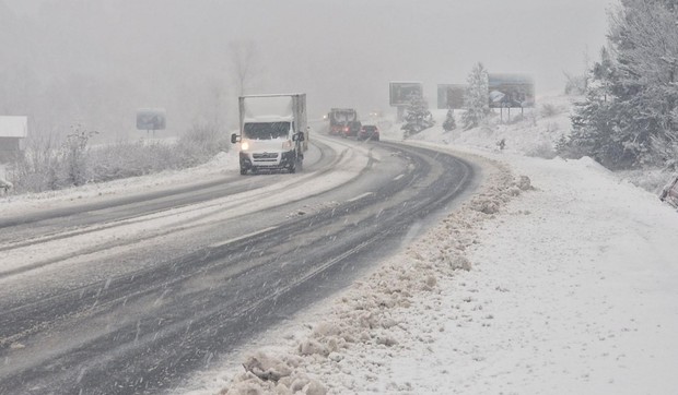 Sneg zavejao puteve na Zlatiboru