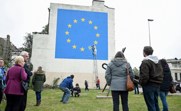 Mural powstał w niedzielę rano na bocznej ścianie budynku w Dover w hrabstwie Kent niedaleko autostrady A20. Zdjęcia malowidła zamieszczono na koncie Banksy'ego na Instagramie, a przedstawiciel artysty potwierdził jego autorstwo.